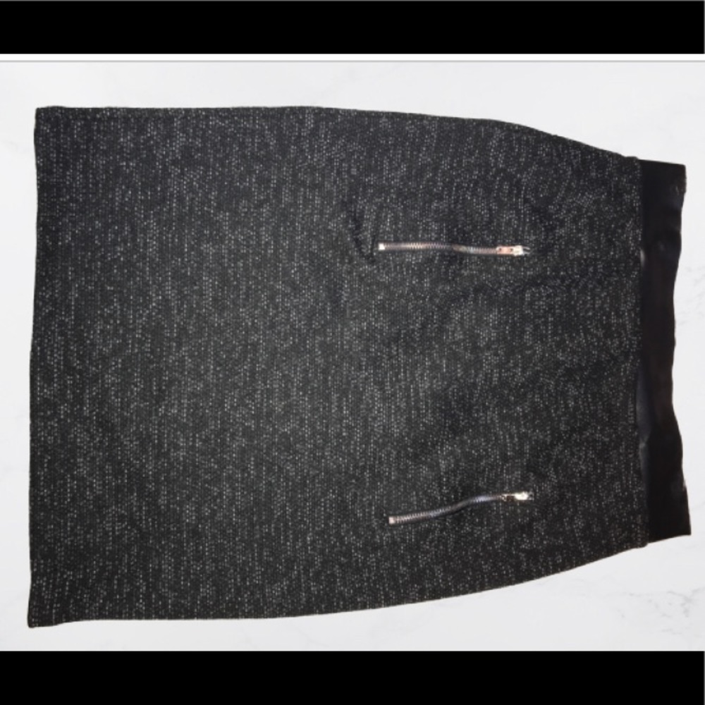 🌟 GENTLY USED PENCIL SKIRT WITH ZIPPERS 🌟